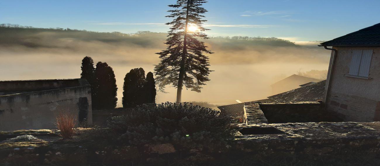 photo du bourg dans la brume