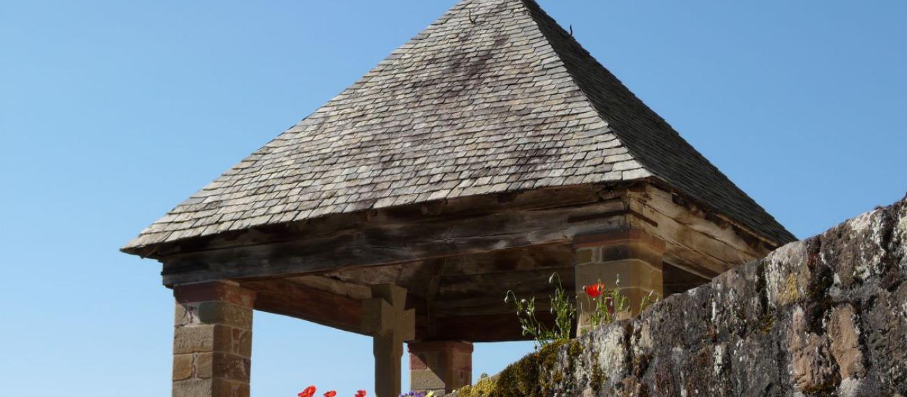 Oratoire au bourg avec coquelicots