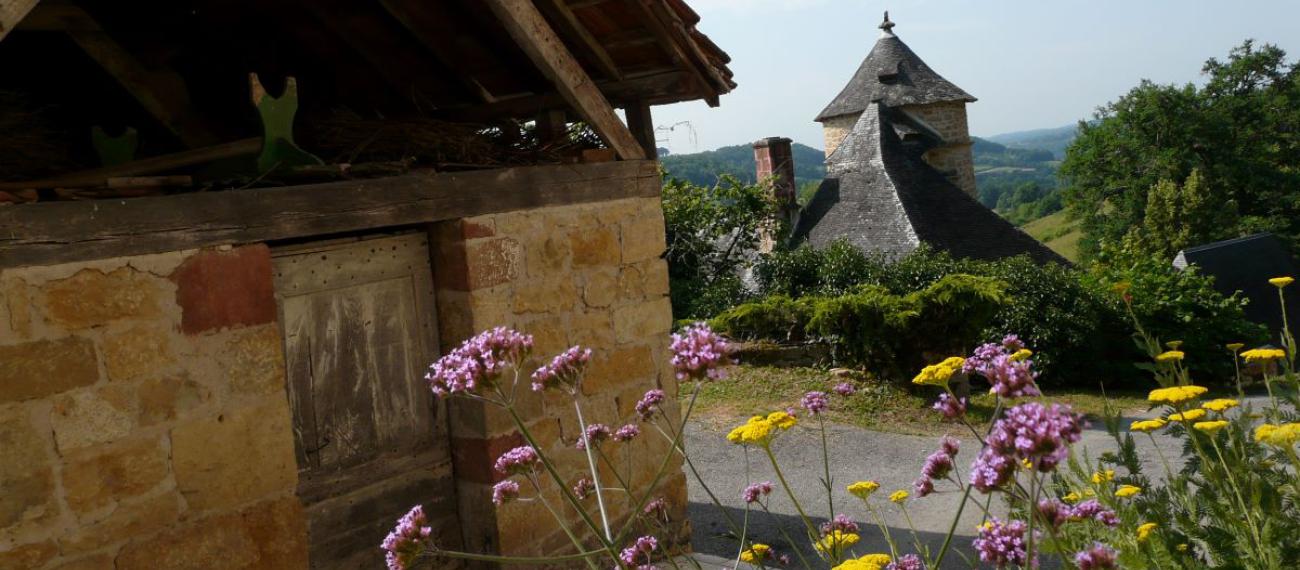 Tour du presbytere et fleurs